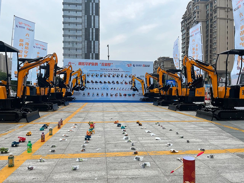 山東海拓集團(tuán)創(chuàng)新融合打造“不一樣”挖機(jī)展，親子互動(dòng)涂鴉藝術(shù)引爆愛琴海